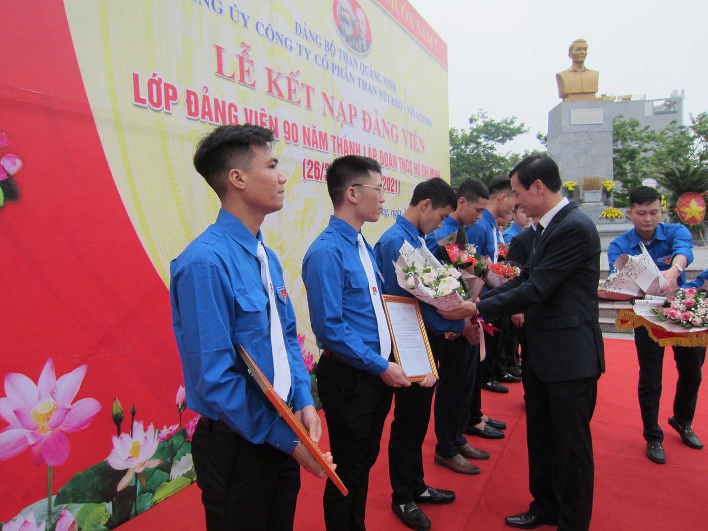 Tổ chức lễ kết nạp lớp Đảng viên 90 năm thành lập ĐTNCS Hồ Chí Minh